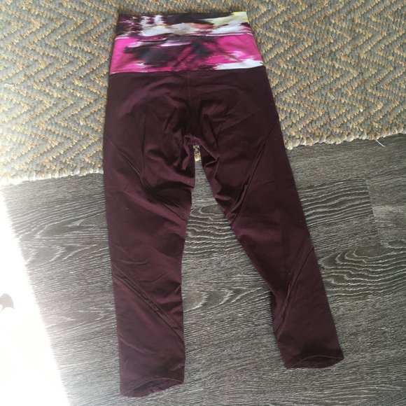 lululemon | Burgundy High-Waisted Capri Legging with Patterned Waist (4) - Picture 4 of 5